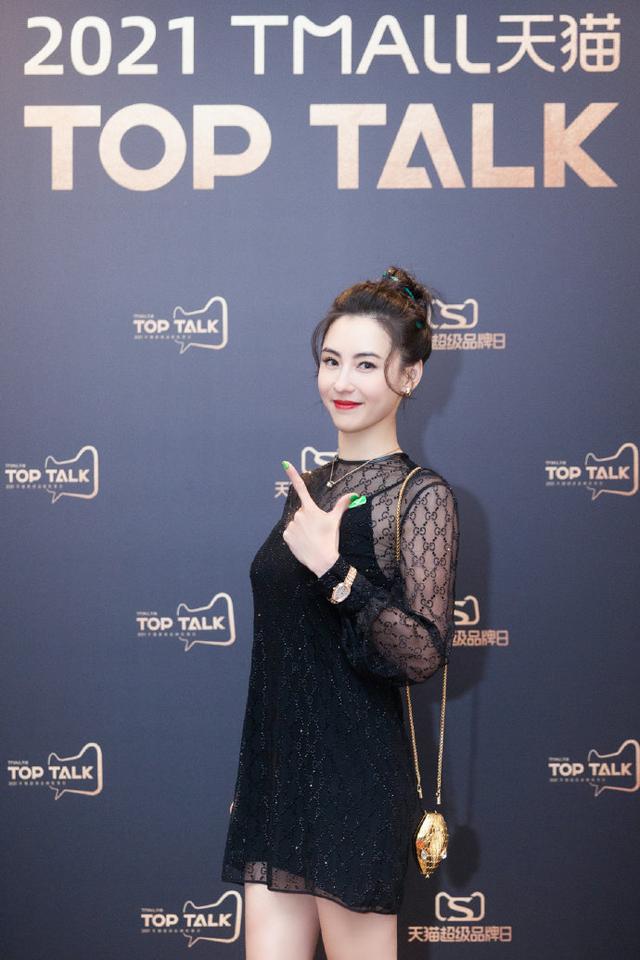 张柏芝|张柏芝改名后首秀，穿黑色蕾丝短裙硬凹女团风，大长腿真抢镜