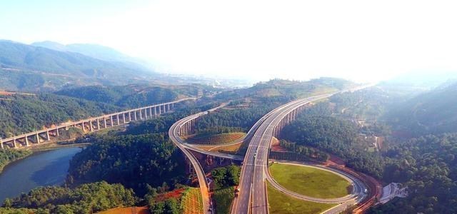 小语喵咪 河南一地“喜从天降”，被75亿高速“砸中”，或将成下一个郑州