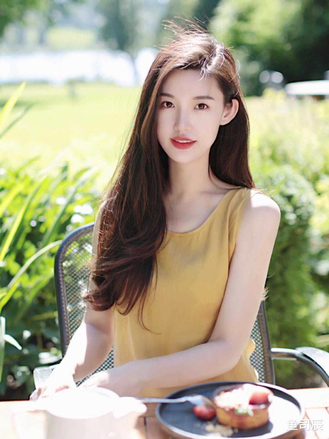 鱼司辰|若你才20岁，别打扮太老！T恤+休闲裤可甜可咸，洋气减龄美翻天