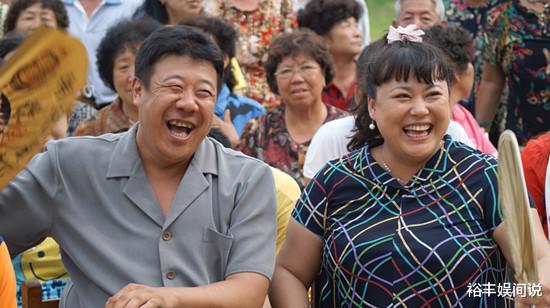 秦卫东|54岁秦卫东罕有秀恩爱，近照瘦出尖下巴，三婚妻子素颜显优雅