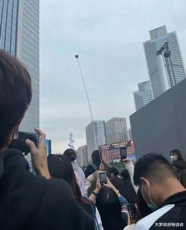 迪丽热巴|迪丽热巴大叔粉“用钓竿追星”超狂！现场照曝光网笑翻：好强