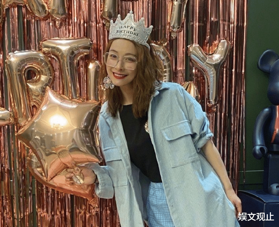 吴昕|吴昕晒九宫格庆生照，我却只关注坐C位与她合照的人，果然还是他