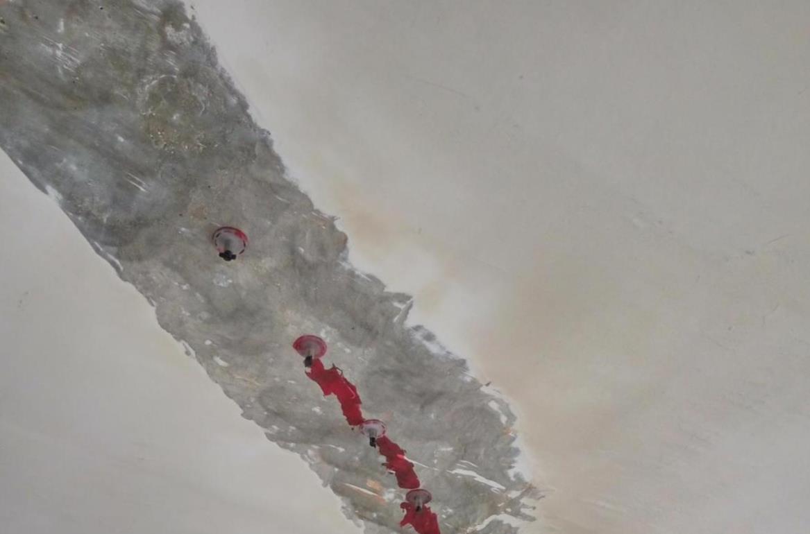 装修时发现顶板呈V字形，高低差4公分，不能大意，要知道怎么处理