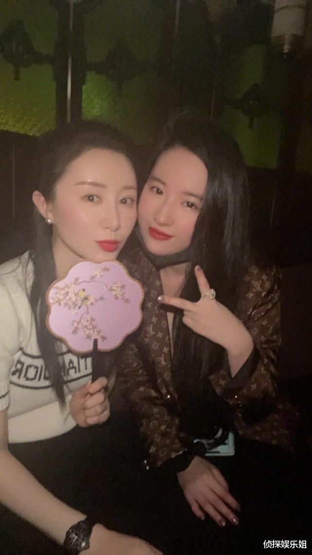 刘亦菲|34岁刘亦菲晒全素颜自拍，皮肤红润无瑕疵，身穿睡衣卖萌太少女