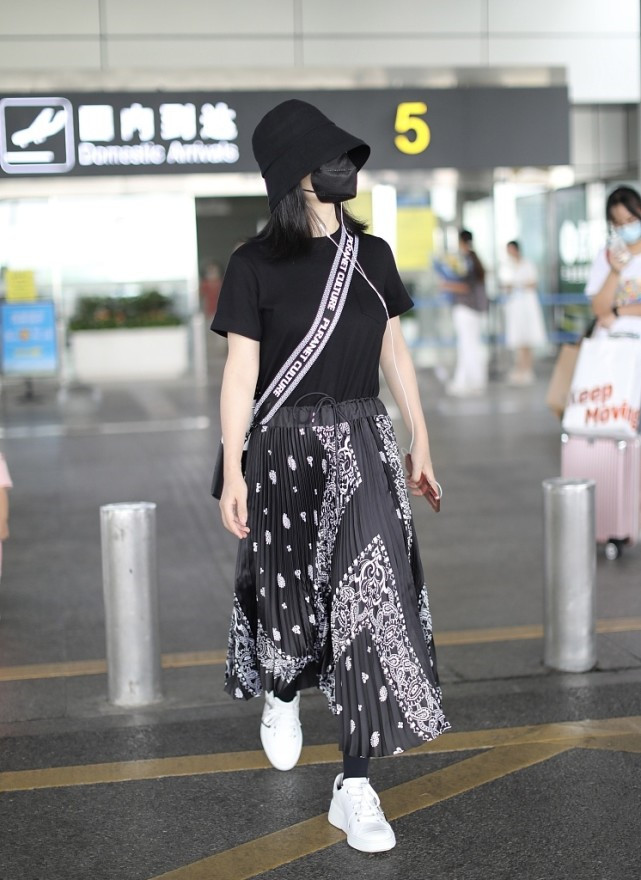 时尚潮流生活|谢娜低调现身，穿黑色T恤搭印花百褶裙，少女感一点都没丢！
