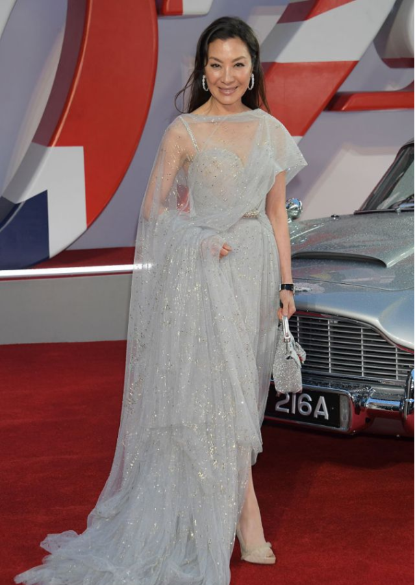 杨紫琼|杨紫琼真给60后长脸，穿薄纱裙风华犹在，59岁皮肤紧致无一丝赘肉