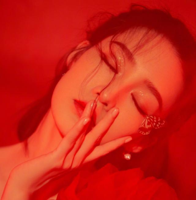 金晨|杨幂金晨李沁春晚舞台同框比美，有一个人胖了，来看看谁赢了！