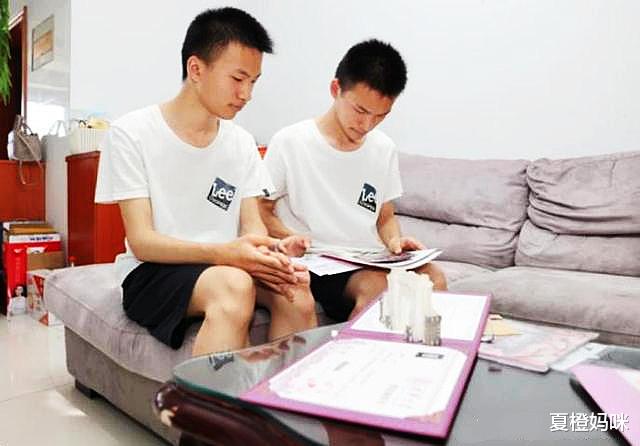 夏橙妈咪|一个清华一个北大，江苏这对双胞胎真争气，两个人分数一模一样