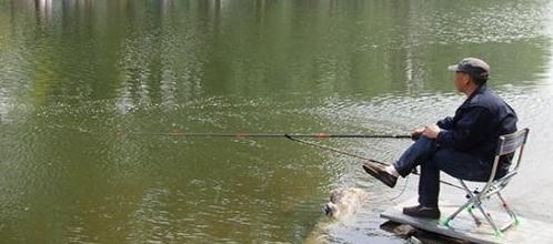 湖南|滩涂上抓“泥鳅”，湖南一男子钓鱼玩出了新花样，网友：发财了