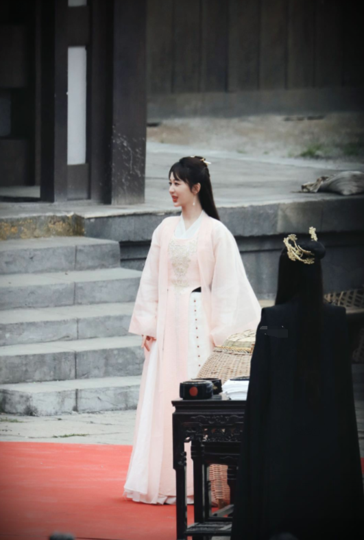 杨紫|时隔3年杨紫再现锦觅，新综艺造型百变，《沉香如屑》剧组学着点