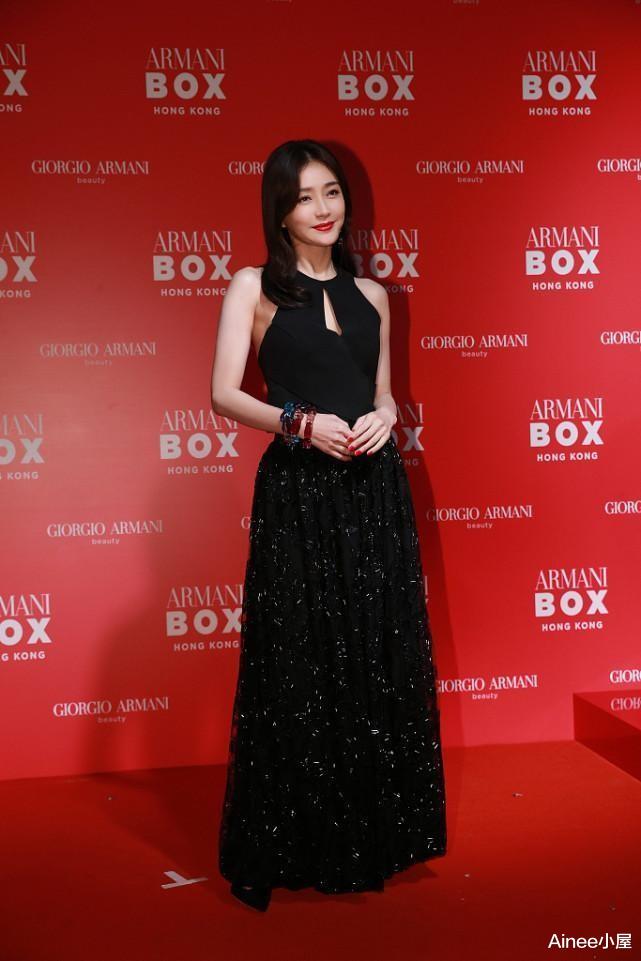 秦岚|生图下的秦岚也挺有气质，丝绒拼接薄纱裙好温柔，看得出保养多好