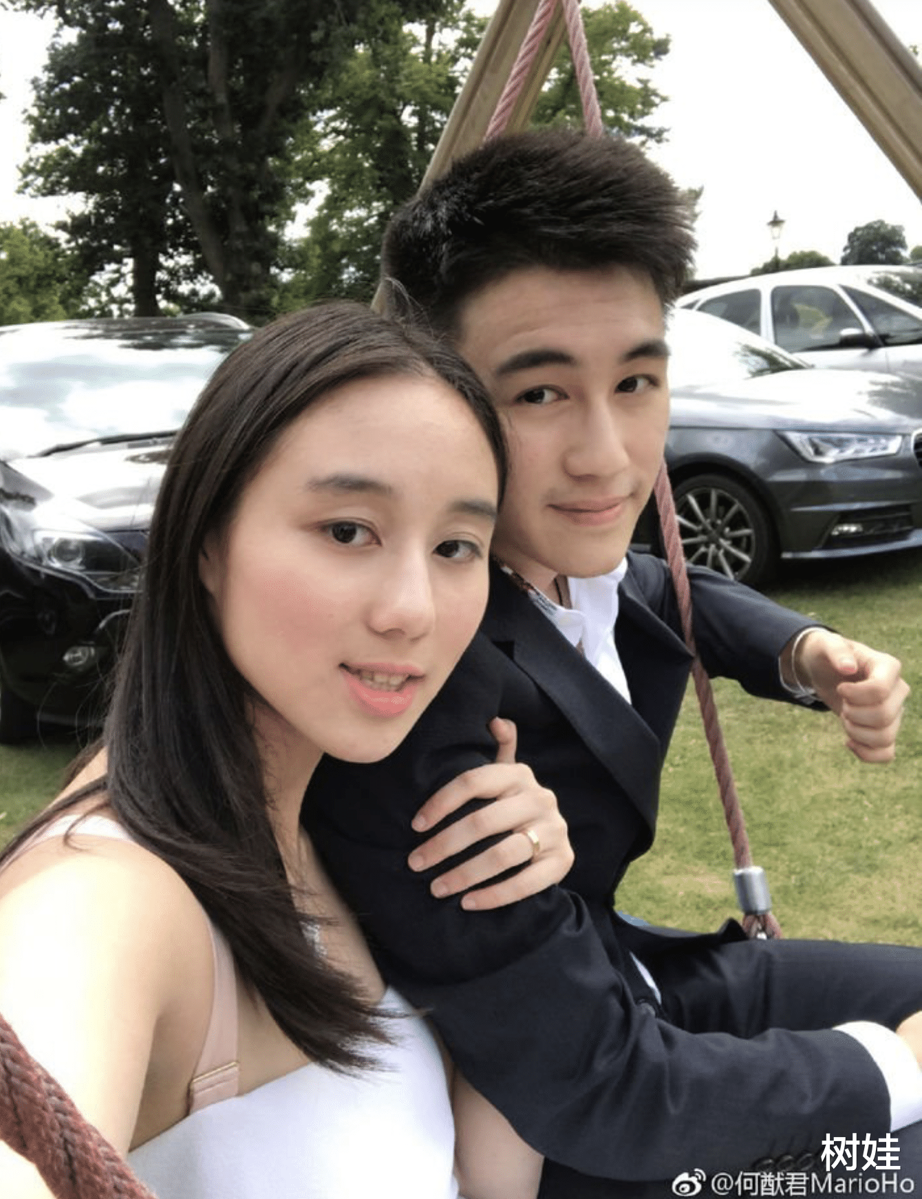 何超欣|何超欣现身清华大学开学典礼，穿校服气质清新，22岁正式攻读硕士