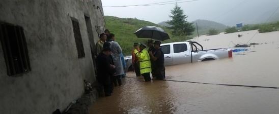 家中大小宝 重庆小假期遇雷暴天气，车辆被淹仅露车顶，车辆如船穿行浪涛之中