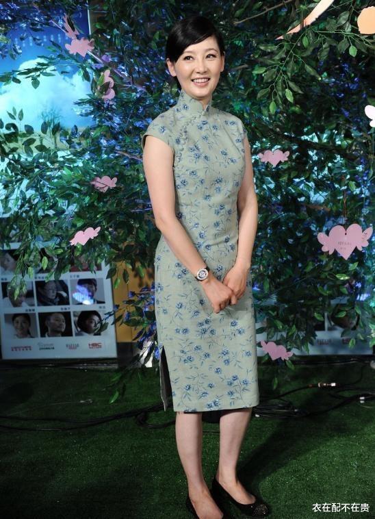 徐帆|54岁徐帆的自然老去很优雅，穿旗袍典雅高贵，冯小刚的眼光可真毒