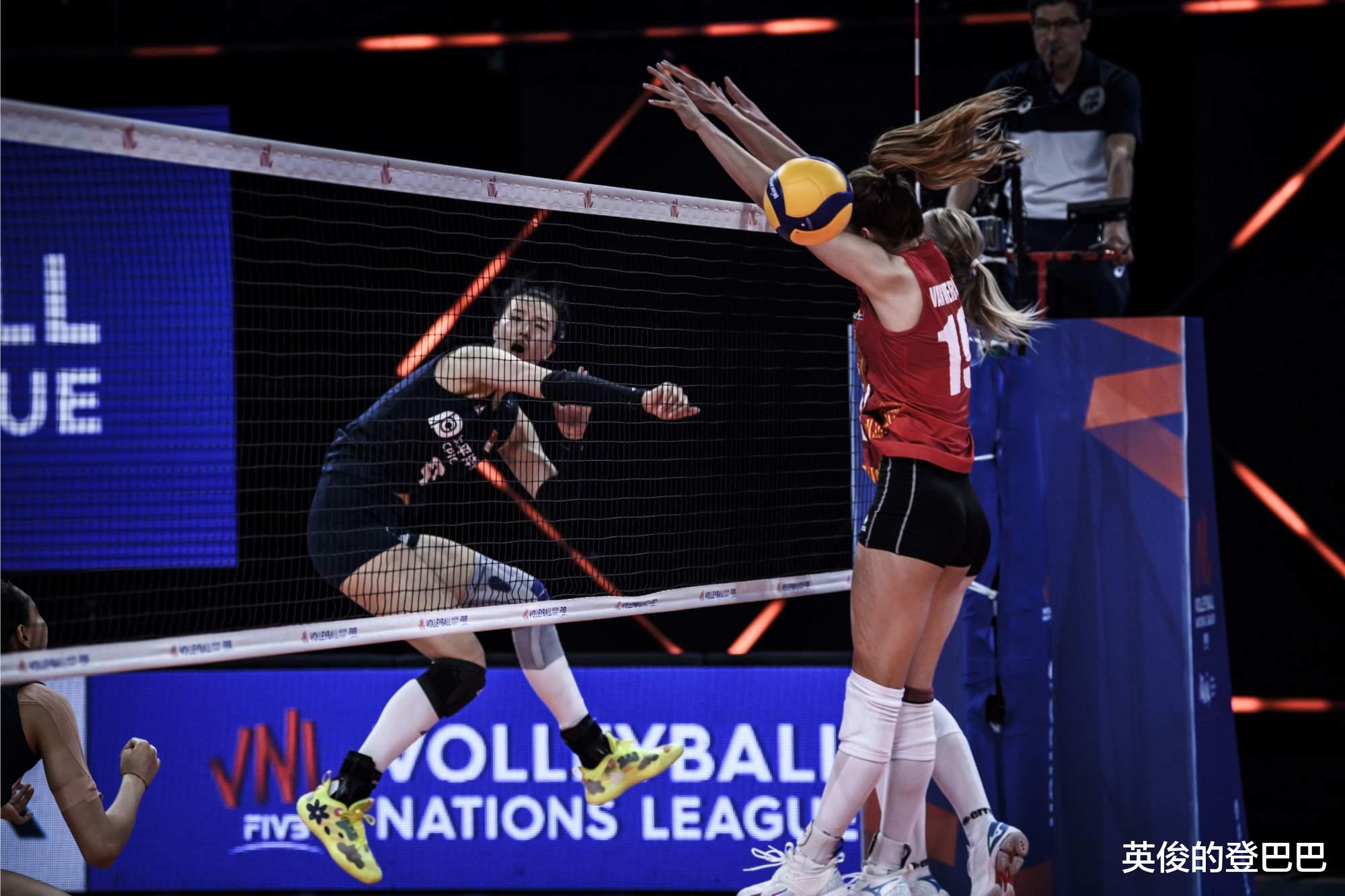 积分榜|中国女排迎来利好消息!三支竞争对手都输球,最新积分榜出炉