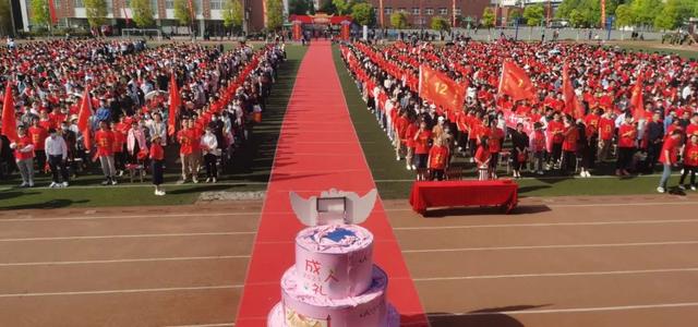 阜阳那些事 刚刚!阜阳一中沸腾了!上千名学生和家长