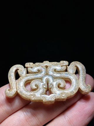 和田玉籽料|战汉 和田玉籽料受沁 透雕 龙纹玉珮