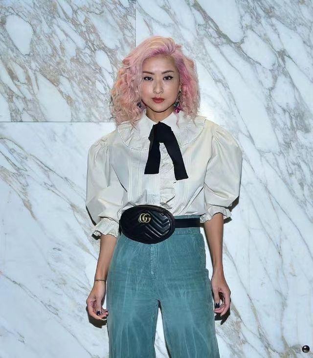 潮帮先生 陈奕迅老婆造型前卫，紫色齐刘海配厚底长靴，这时尚一般人追不上