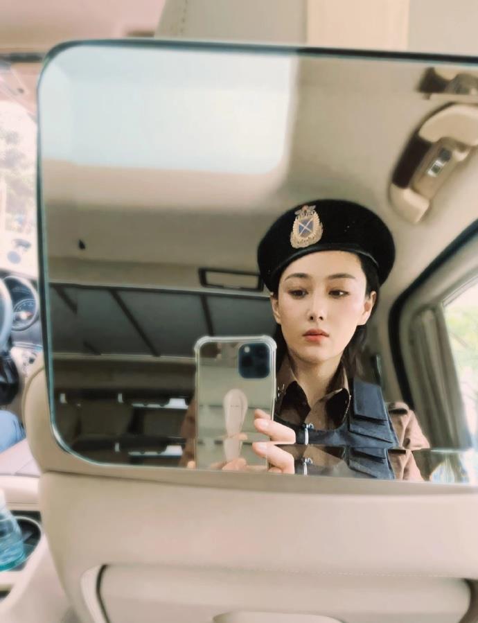 房姐地产观 张馨予晒战损妆庆杀青！穿防暴背心英姿飒爽，网友：军嫂气息浓