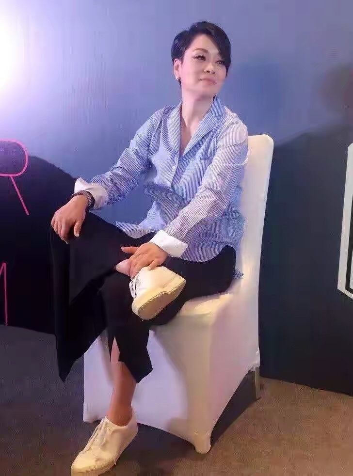 闲鱼有话说|毛阿敏穿出奶奶辈的“潮流感”,把丝巾拼在裤子上,比年轻人时髦