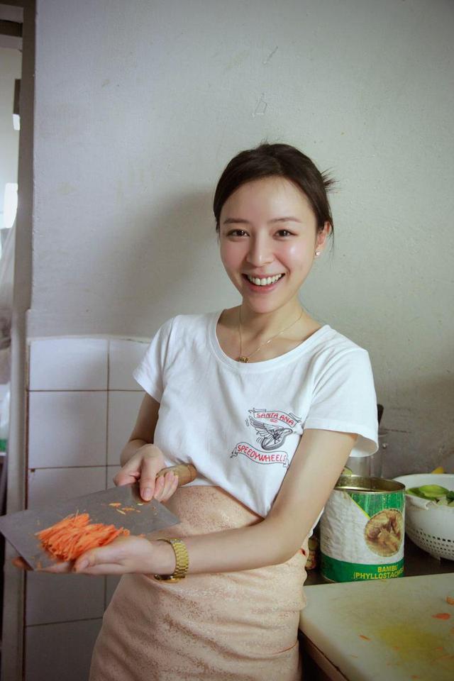 李小萌|张静初化身“圣母”倡导素食惨被骂，网友：人美智商低，害人不浅