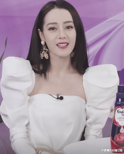 迪丽热巴|热巴穿灯笼袖亮相直播间,长发及腰坐姿乖巧,侧脸尖下巴太明显了
