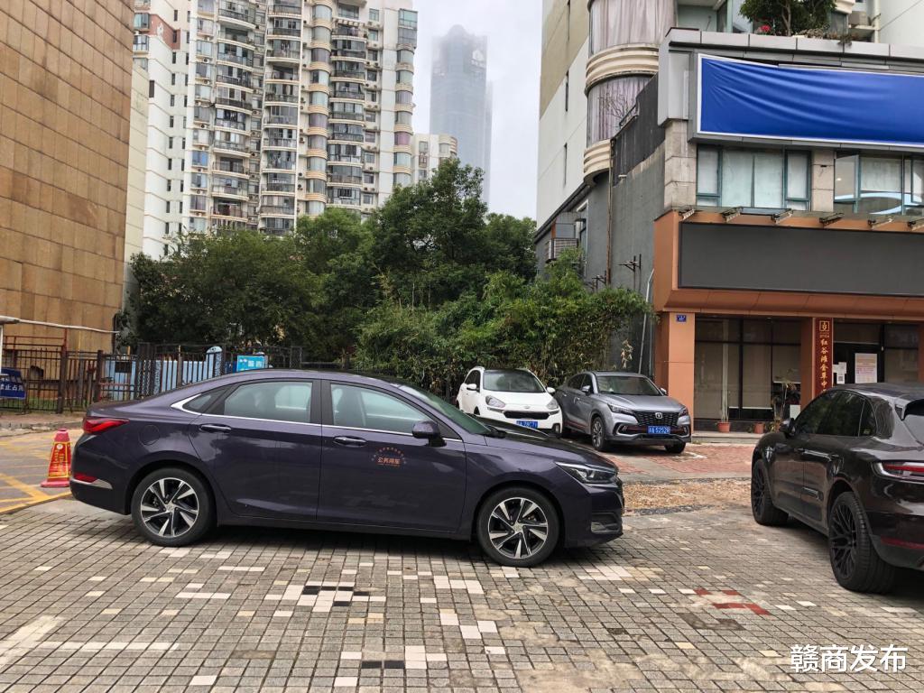 一赣E牌照的公车经常停在南昌一小区 记者调查后发现情况复杂