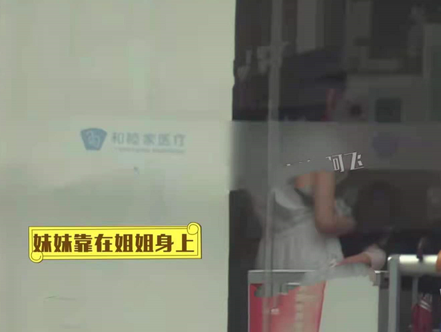 时尚风行派|45岁马伊琍私下打扮太清凉！穿无痕小背心出街真随意，暴瘦得像竹竿