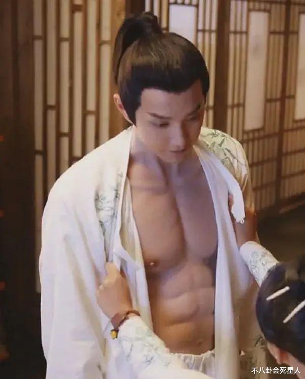 黎耀祥|真丢人，57岁黎耀祥为新剧练出满身肌肉，内娱男演员却戴假肌肉