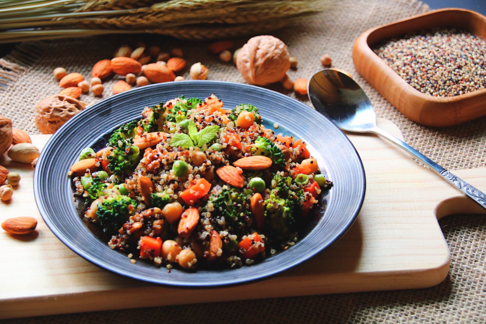 |低糖低脂的藜麦怎么吃？试一试这款蔬菜沙拉，减肥期间也要吃好