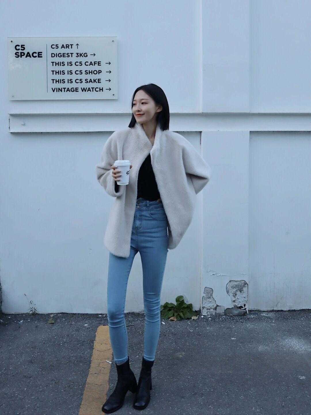 何有强 天穿衣一定要“保暖至上”，用牛仔裤搭这三件上衣，保暖又优雅