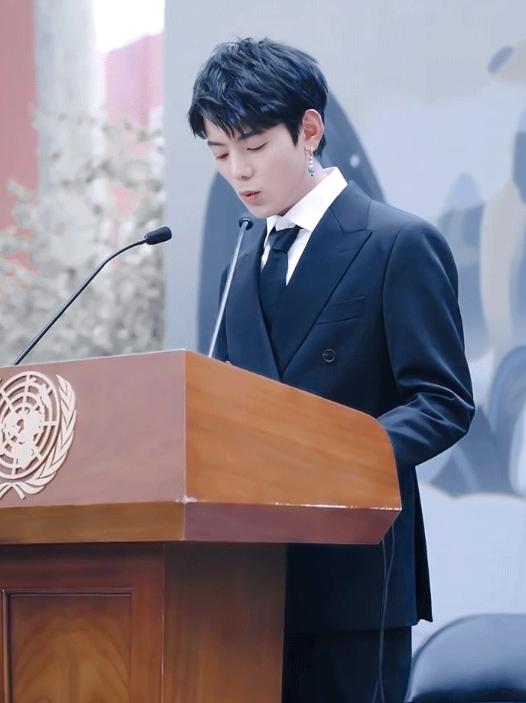 小宅木头 “丁真不怯场”被列入热搜榜第一名，气质舒展丝毫不怯场