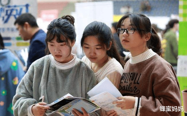 考研|河南宝妈生完二胎去考研，家人考场外拉横幅，内容引网友热议
