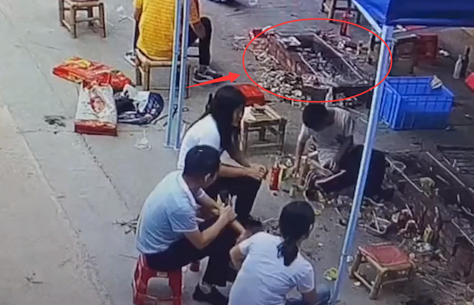 焰冰聊生活 广东阳江，一群人室外吃烧烤遇意外，水泥地板突然爆炸