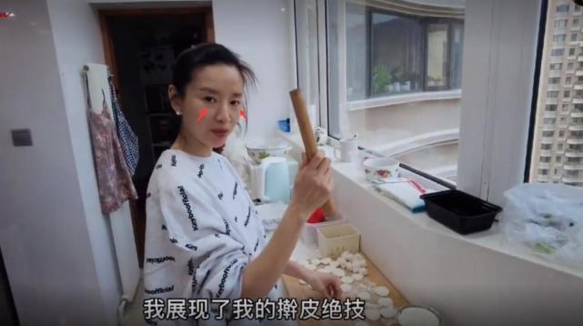 董洁|董洁和家人聚餐，素颜出镜眼袋重难掩疲惫，却自称像未长大的孩子