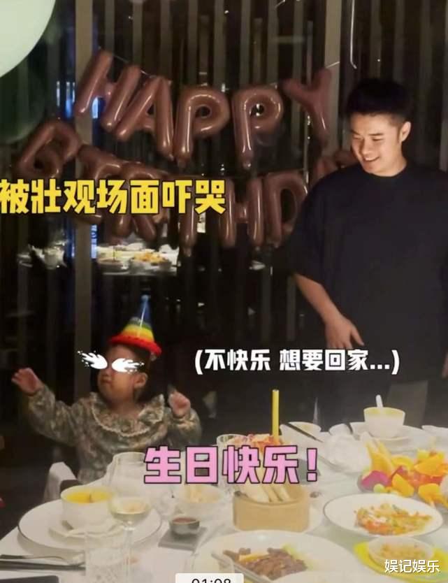 陈赫|陈赫给小女儿过生日，2岁咲咲被壮观场面吓哭，罕露正脸像爸爸