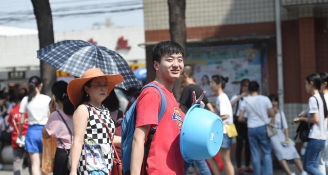 依科育儿吧|大学刚开学,大一新生有必要带电脑去学校吗?学长的建议很真实