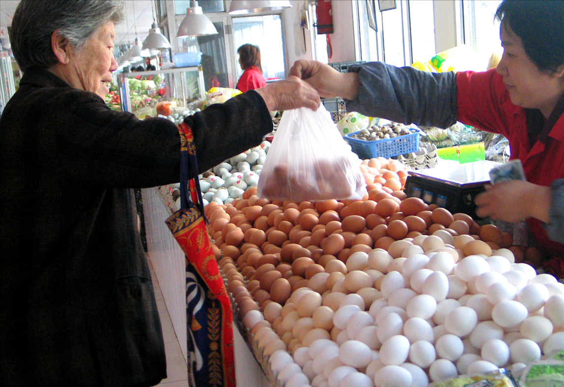 |中秋节买鸡蛋,遇到红皮和白皮怎么选?养殖户说漏嘴,可别买错了