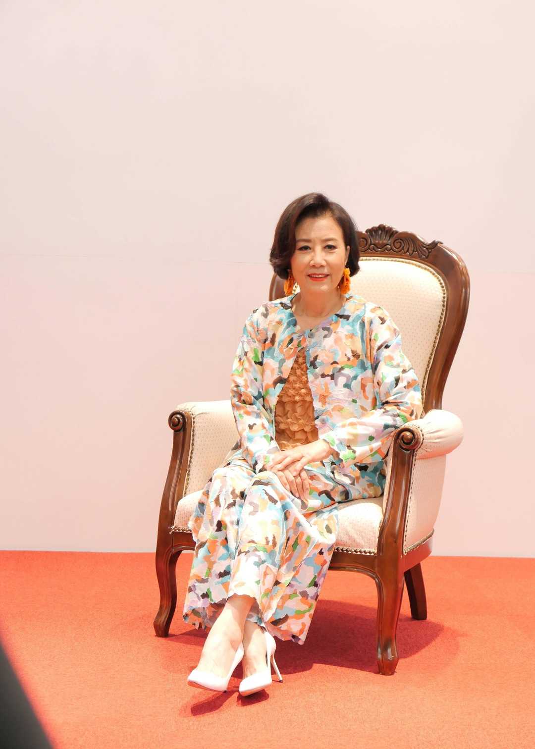 何有强|汪明荃原装五官不怕老，牛仔外套配喇叭裤潇洒利落，简约洒脱