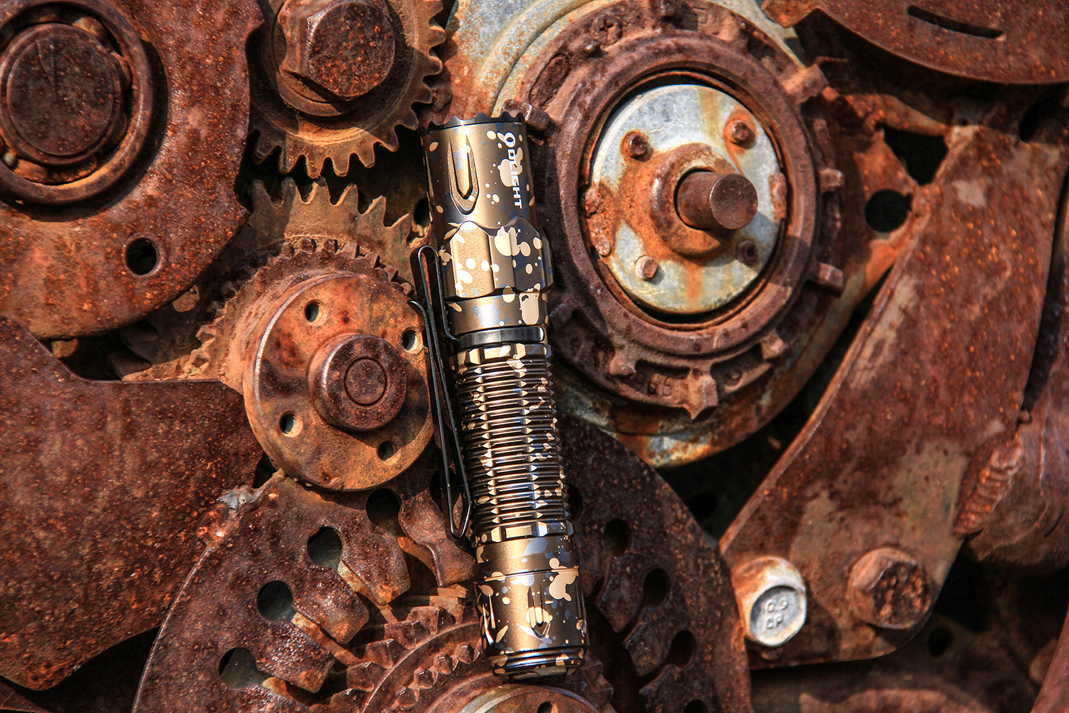 電池|彩裝硬漢、性能強悍：傲雷武士3戰術手電