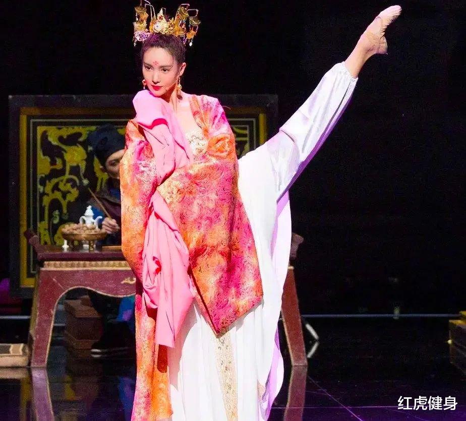 金晨|金晨晒健身照火上热搜,4块腹肌抢镜,“王炸”的背后有多自律?