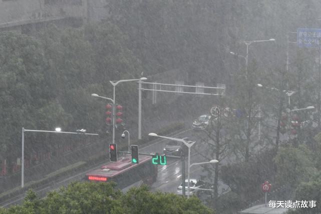 每天读点故事|日记：暴雨倾盆，他毅然冲向雨中救扶他人