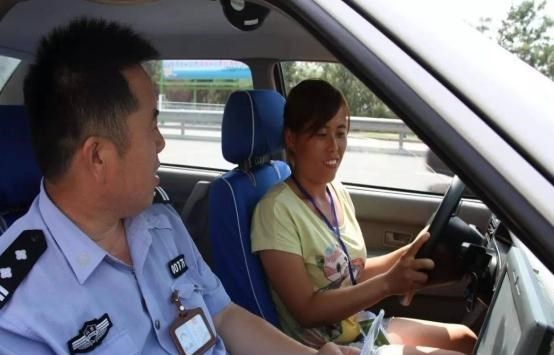 开车忘带驾照算“无证驾驶”?交警给出回答,有这件东西就行