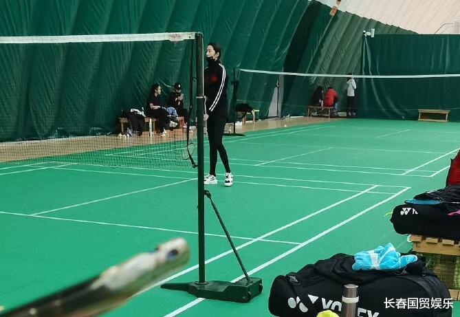 关晓彤|甜蜜小情侣！关晓彤鹿晗再次现身羽毛馆打球，网友赞女方又瘦又白