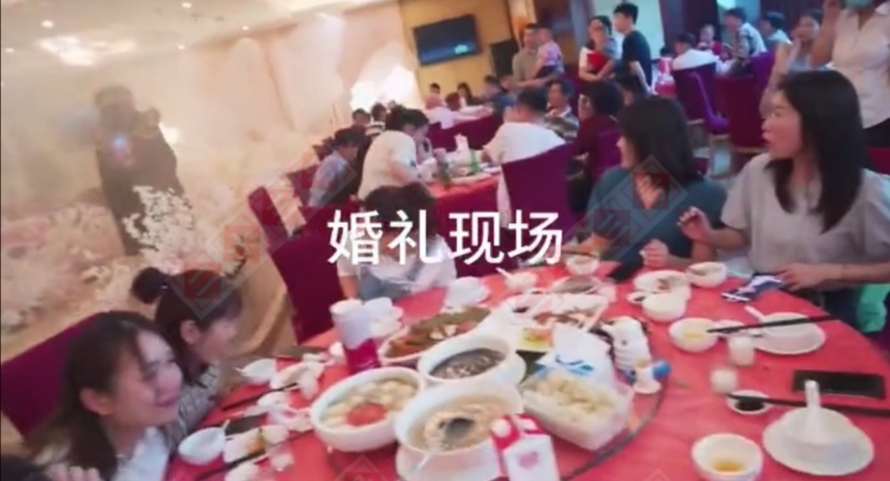 二十三 福建一司仪婚礼上表演喷火，酒店灭火系统被打开，现场如大雨倾盆