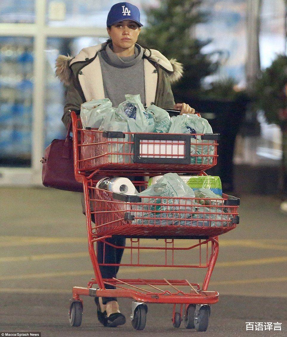 圣诞节|梅根穿一身名牌，购买圣诞节用品，网友：她穿这样是摆拍