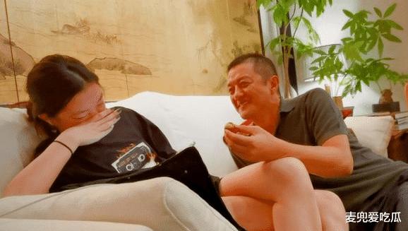 李嫣|李嫣闺蜜晒美照？长相成熟气质出众，泳池大秀好身材