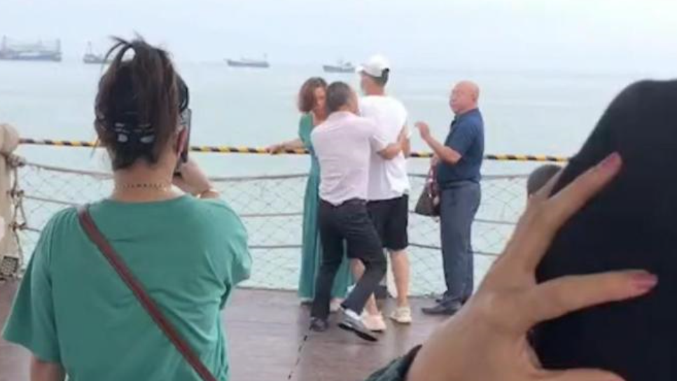 亚洲播报一姐 女子和情人五一出游，被丈夫和儿子逮个正着，丈夫欲动手被情敌吓退