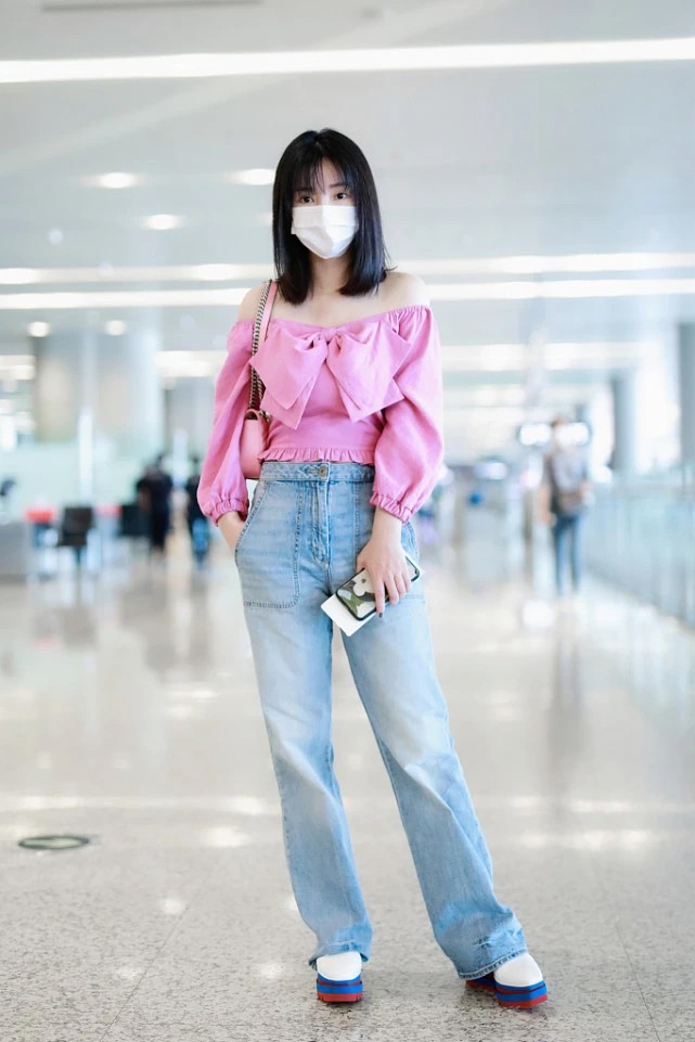 大表姐的时尚圈|柳岩“少女心”爆棚，穿粉红色上衣时髦减龄，加个蝴蝶结甜美可爱