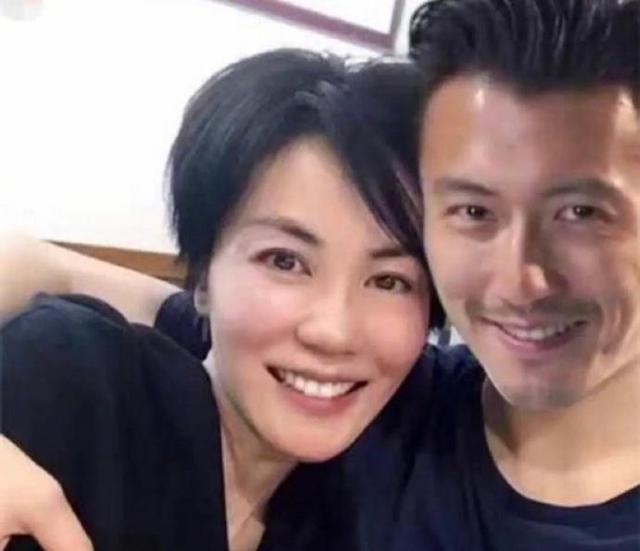 王菲|52岁王菲传来喜讯！小腹微隆，谢霆锋终于如愿以偿